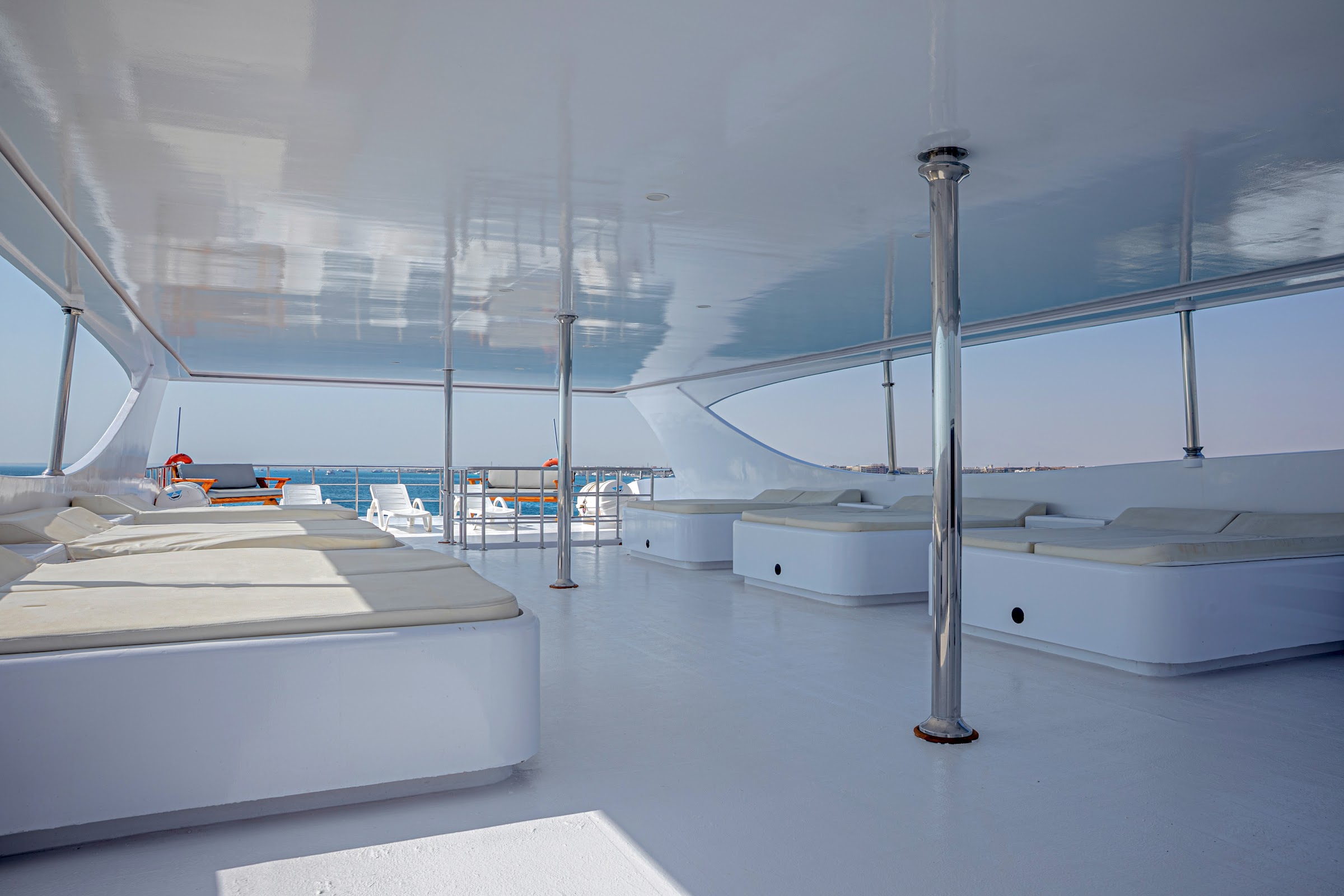 High deck sun lounge – Sinaistar